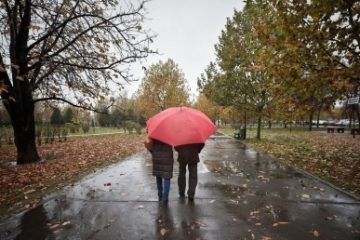 ANM: Informare meteo de ploi şi intensificări ale vântului în vest, sud-vest, centru şi nord, din această seară