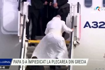 Vântul i-a jucat din nou feste Papei Francisc. Suveranul Pontif s-a împiedicat în veșmânt, la urcarea în avion