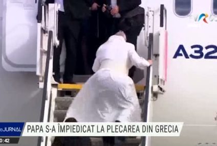 Vântul i-a jucat din nou feste Papei Francisc. Suveranul Pontif s-a împiedicat în veșmânt, la urcarea în avion