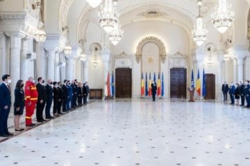 Voluntari din echipele de acordare a primului ajutor în caz de situaţii de urgenţă au fost decoraţi de preşedintele Iohannis