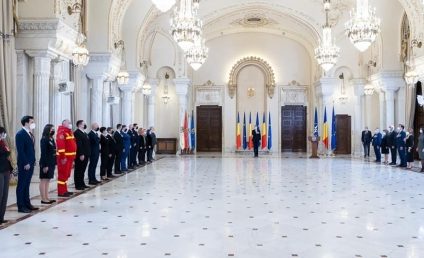 Voluntari din echipele de acordare a primului ajutor în caz de situaţii de urgenţă au fost decoraţi de preşedintele Iohannis