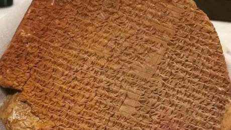 o-tablita-de-lut-veche-de-3500-de-ani,-continand-fragmente-din-”epopeea-lui-ghilgames”,-expusa-in-irak.-artefactul-a-fost-restituit-de-sua