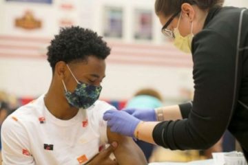 SUA: Agenţia pentru Alimente şi Medicamente autorizează vaccinarea cu doze ”booster” Pfizer-BioNTech pentru adolescenții de 16 şi 17 ani