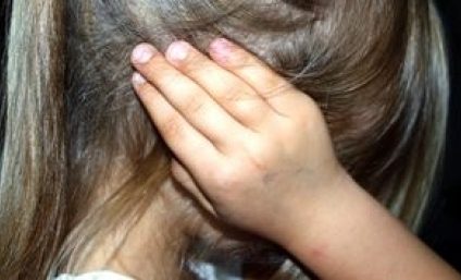 Weber: Numărul copiilor rămaşi acasă în urma plecării părinţilor în străinătate depăşeşte cu mult suta de mii