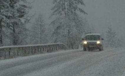 Cod portocaliu de ninsori şi ploi abundente în Carpaţii Meridionali şi de Curbură. Precipitaţii în cea mai mare parte a ţării