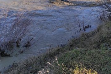 Râul Dâmboviţa a ieşit din matcă şi a inundat un teren de , trei grădini şi DJ 702B, pe raza localităţii Gheboieni
