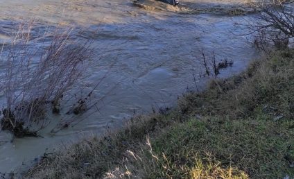 Râul Dâmboviţa a ieşit din matcă şi a inundat un teren de , trei grădini şi DJ 702B, pe raza localităţii Gheboieni
