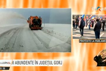 Zăpadă de un metru la Rânca. Drumarii intervin continuu pe DN 67C