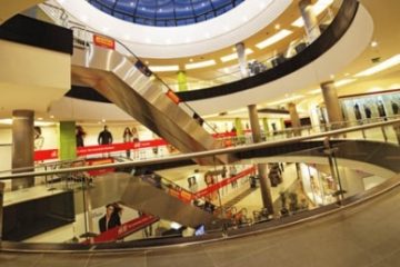 Incendiu la un mall din Arad. Focul izbucnit înainte de ora deschiderii, din cauza unui scurtcircuit