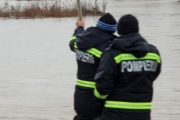 Drum judeţean închis şi sute de hectare de terenuri inundate, după revărsarea Crişului Alb