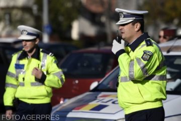 Un polițist din Argeș a fost acroșat de o mașină în timp ce îi făcea semn șoferului să oprească