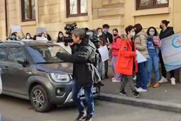 Protest la Ministerul Educației. Elevii scandează: “Vrem bursele înapoi!”