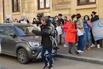 Protest la Ministerul Educației. Elevii scandează: „Vrem bursele înapoi!”