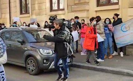 Protest la Ministerul Educației. Elevii scandează: „Vrem bursele înapoi!”