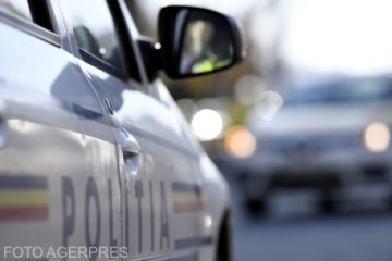 Mașină de poliție cu radar, lovită de un șofer care gonea cu 185 de km/oră. Doi polițiști au fost răniți