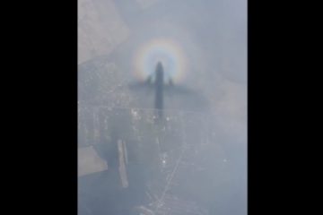 Echipajul unei aeronave militare AN-30 “și-a văzut îngerul păzitor” în timpul unui zbor. Imagini spectaculoase cu fenomenul optic cunoscut sub numele “halo-ul pilotului”