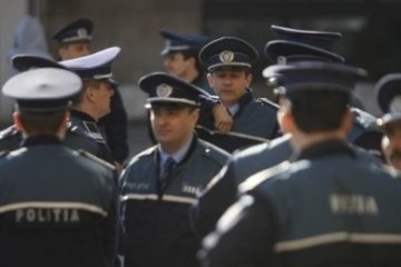 Protest al polițiștilor și angajaților din penitenciare în fața Ministerului Finanțelor. Ei au revendicări salariale și privitoare la actualizarea normei de hrană