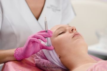 Femeie reținută pentru că efectua operațiuni de estetică medicală fără a avea atestare profesională. În activitate era implicată și fiica acesteia