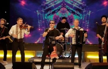 Zdob și Zdub și Frații Advahov vor reprezenta Republica Moldova la Eurovision 2022, cu o piesă despre trenul Chișinău-București. „Țаră vесhе, țаră nоuă/ Раrсă-і unа, раrсă-ѕ dоuă”