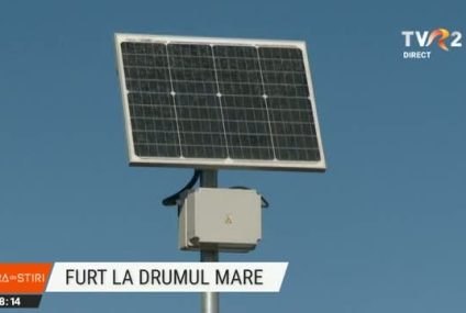 Instalate și furate. Au dispărut 4 panouri fotovoltaice abia montate pe drumul național 1, menite să sporească siguranța traficului. Hoții au luat inclusiv stâlpul de susținere