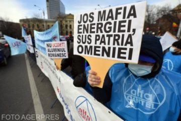 Protest al angajaților ALRO în fața Guvernului. Oamenii sunt nemulțumiți că societatea comercială nu va beneficia de plafonarea preţurilor la energie