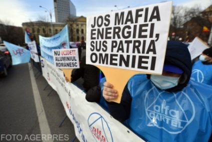 Protest al angajaților ALRO în fața Guvernului. Oamenii sunt nemulțumiți că societatea comercială nu va beneficia de plafonarea preţurilor la energie