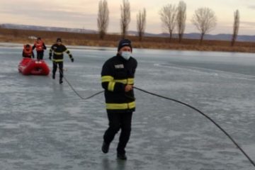 Neamţ: Doi copii care au căzut sâmbătă în râul Bistriţa după ce gheața s-a spart au murit