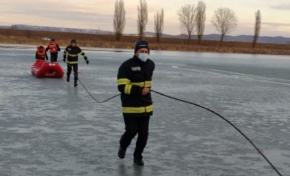 Neamţ: Doi copii care au căzut sâmbătă în râul Bistriţa după ce gheața s-a spart au murit