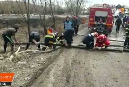 Un bărbat și o femeie au murit după au căzut cu mașina într-o groapă plină cu apă. În zonă se fac lucrări pentru devierea drumului