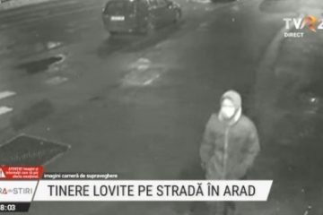 Atac în plină stradă în Arad. Două femei au fost lovite cu pumnul în față de un trecător. Imagini de pe camerele de supraveghere