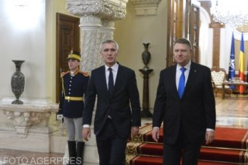 Președintele Klaus Iohannis și secretarul general al NATO, Jens Stoltenberg, merg mâine în vizită la Baza Militară Mihail Kogălniceanu. TVR va transmite evenimentul în direct, de la ora 11.00