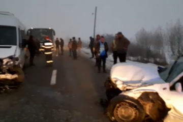 Microbuz şcolar implicat într-un accident în județul Cluj. Doi copii şi un adult, tranaţi la spital