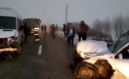 Microbuz şcolar implicat într-un accident în județul Cluj. Doi copii şi un adult, tranaţi la spital
