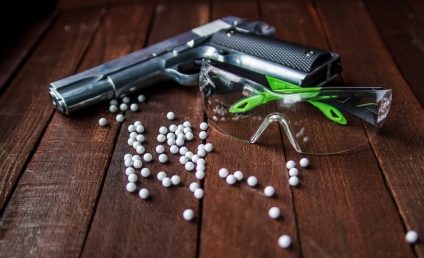 Elev din Vâlcea amendat cu 2.500 de lei după ce a intrat la cursuri cu un pistol airsoft