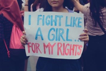 Studiu al Coaliţiei pentru Egalitate de Gen: Majoritatea elevilor află despre feminism de pe internet, nu de la şcoală