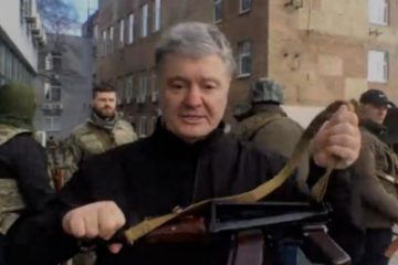 Petro Poroșenko, fost președinte al Ucrainei, luptă pe străzile Kievului, într-un batalion de voluntari. El a fost filmat de CNN cu o pușcă Kalașnikov în mână