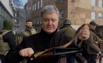 Petro Poroșenko, fost președinte al Ucrainei, luptă pe străzile Kievului, într-un batalion de voluntari. El a fost filmat de CNN cu o pușcă Kalașnikov în mână