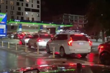 Cozi la benzinării, după ce prețul carburanților a urcat brusc. Guvern: Ţara noastră are stocuri suficiente de carburant. Sunt controale la staţiile de alimentare, nu se va permite nicio tentativă de speculă