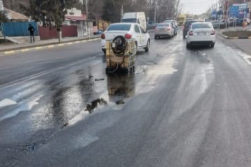 Galaţi: Un bărbat a cumpărat 1.000 de litri de motorină într-un rezervor de plastic care s-a răsturnat pe şosea