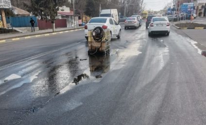 Galaţi: Un bărbat a cumpărat 1.000 de litri de motorină într-un rezervor de plastic care s-a răsturnat pe şosea