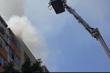 Incendiu la mansarda unui bloc din Timişoara. 60 de persoane evacuate