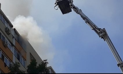 Incendiu la mansarda unui bloc din Timişoara. 60 de persoane evacuate