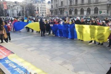 Zeci de persoane au protestat în Bucureşti față de război și și-au manifestat solidaritatea cu Ucraina