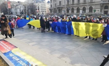 Zeci de persoane au protestat în Bucureşti față de război și și-au manifestat solidaritatea cu Ucraina