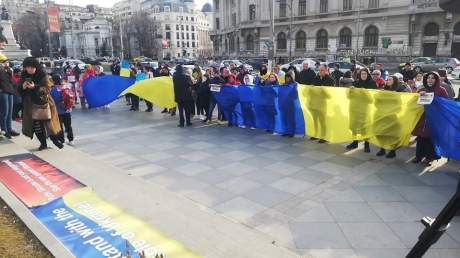 zeci-de-persoane-au-protestat-in-bucuresti-fata-de-razboi-si-si-au-manifestat-solidaritatea-cu-ucraina