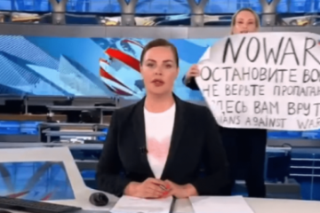 Jurnalista Marina Ovsiannikova le cere ruşilor să condamne războiul din Ucraina: Este războiul lui Putin, nu războiul poporului rus