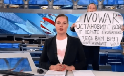Jurnalista Marina Ovsiannikova le cere ruşilor să condamne războiul din Ucraina: Este războiul lui Putin, nu războiul poporului rus