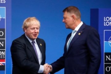 Președintele Iohannis a discutat cu premierul britanic Boris Johnson despre situaţia din Ucraina şi despre  întărirea Flancului estic