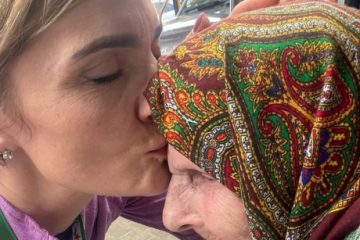 O irlandeză a călătorit 3000 de km ca să își salveze mama și bunica în vârstă de 99 de ani, din Ucraina. ”Nana crede că vine în Irlanda pentru câteva săptămâni, dar știm că se va întoarce acasă doar în spirit”