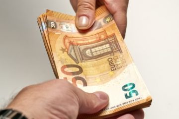 Un agent antifraudă, prins în flagrant când lua mită 100.000 de euro, a fost trimis în judecată pentru trafic de influență